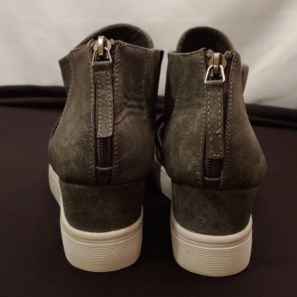 TC Sneakers - Picture 3 of 7